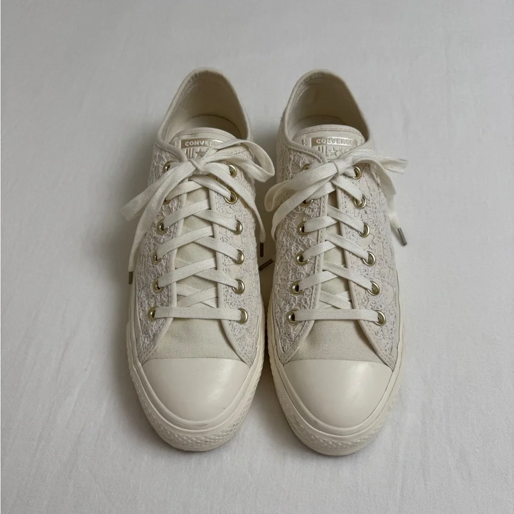 Converse Platform Low Tops In Off White Ivory Size 10 Boho Floral Embroidered